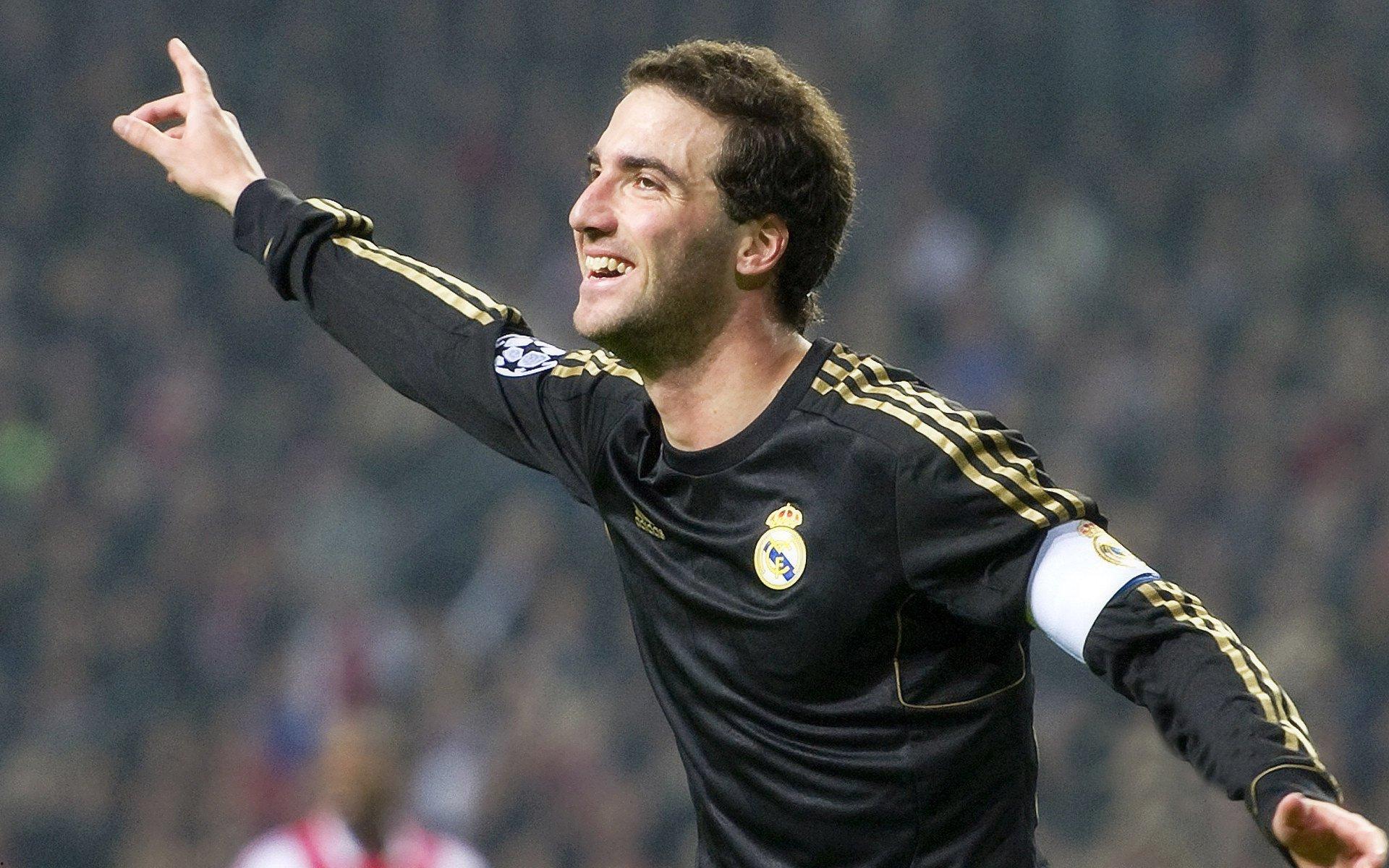 绿茵传承!姆伯莫舞步致敬传奇 阿莫林昔日英姿今日重现教练席